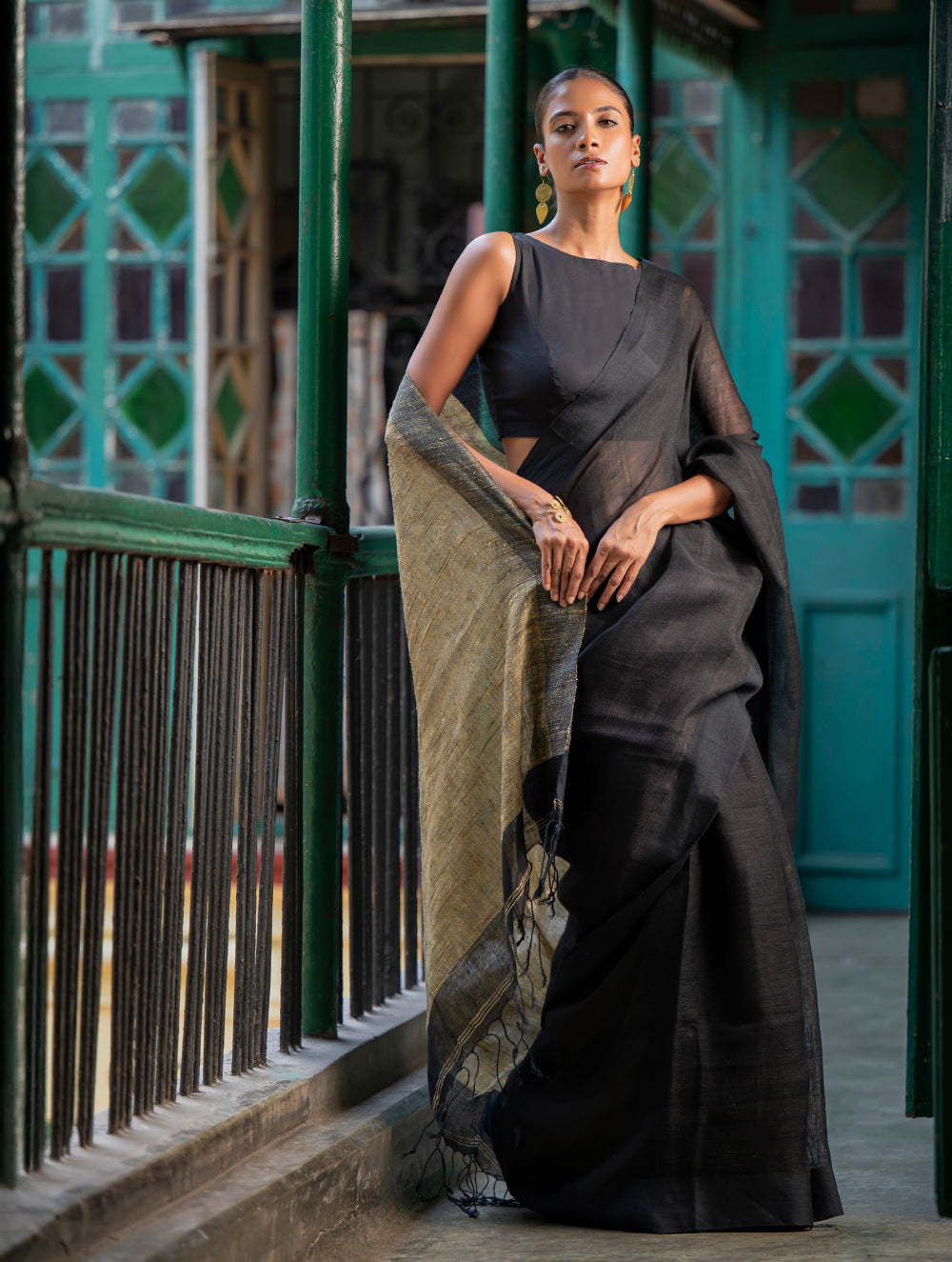 Elegant Handwoven Bengal Linen Saree - Charcoal Dusk