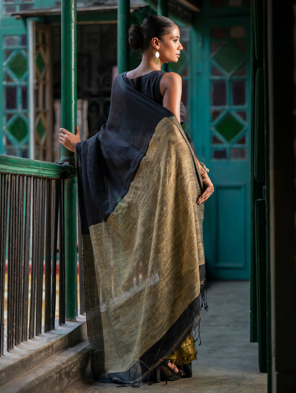 Load image into Gallery viewer, Elegant Handwoven Bengal Linen Saree - Charcoal Dusk