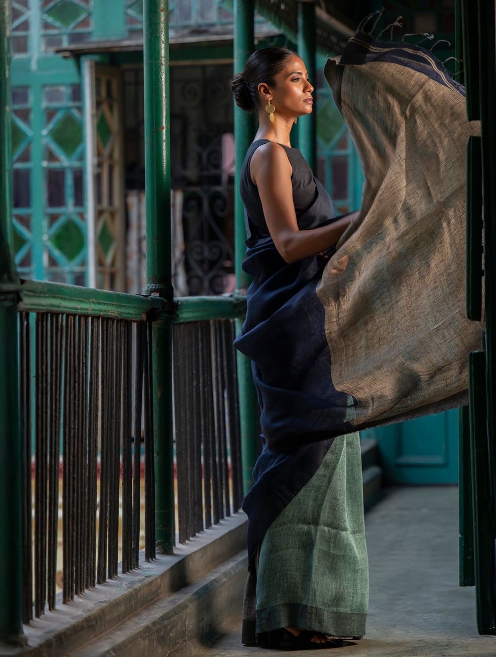 Load image into Gallery viewer, Elegant Handwoven Bengal Linen Saree - Midnight Whisper