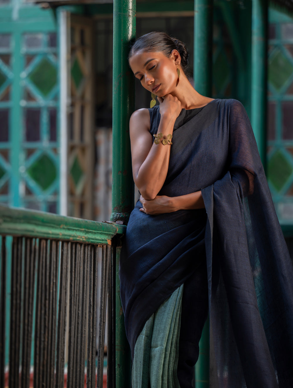 Load image into Gallery viewer, Elegant Handwoven Bengal Linen Saree - Midnight Whisper