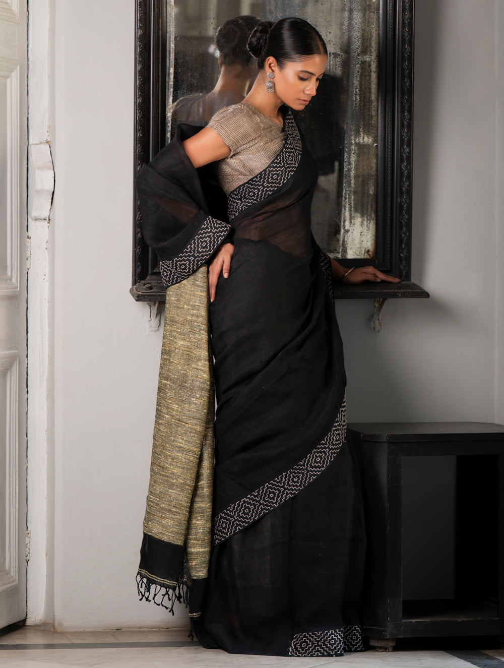 Load image into Gallery viewer, Elegant Kantha Embroidered Handwoven Bengal Linen Saree - Twilight Draft