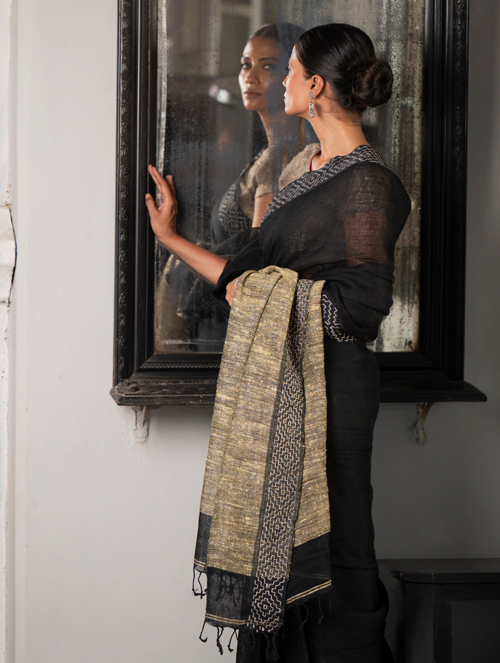 Elegant Kantha Embroidered Handwoven Bengal Linen Saree - Twilight Draft