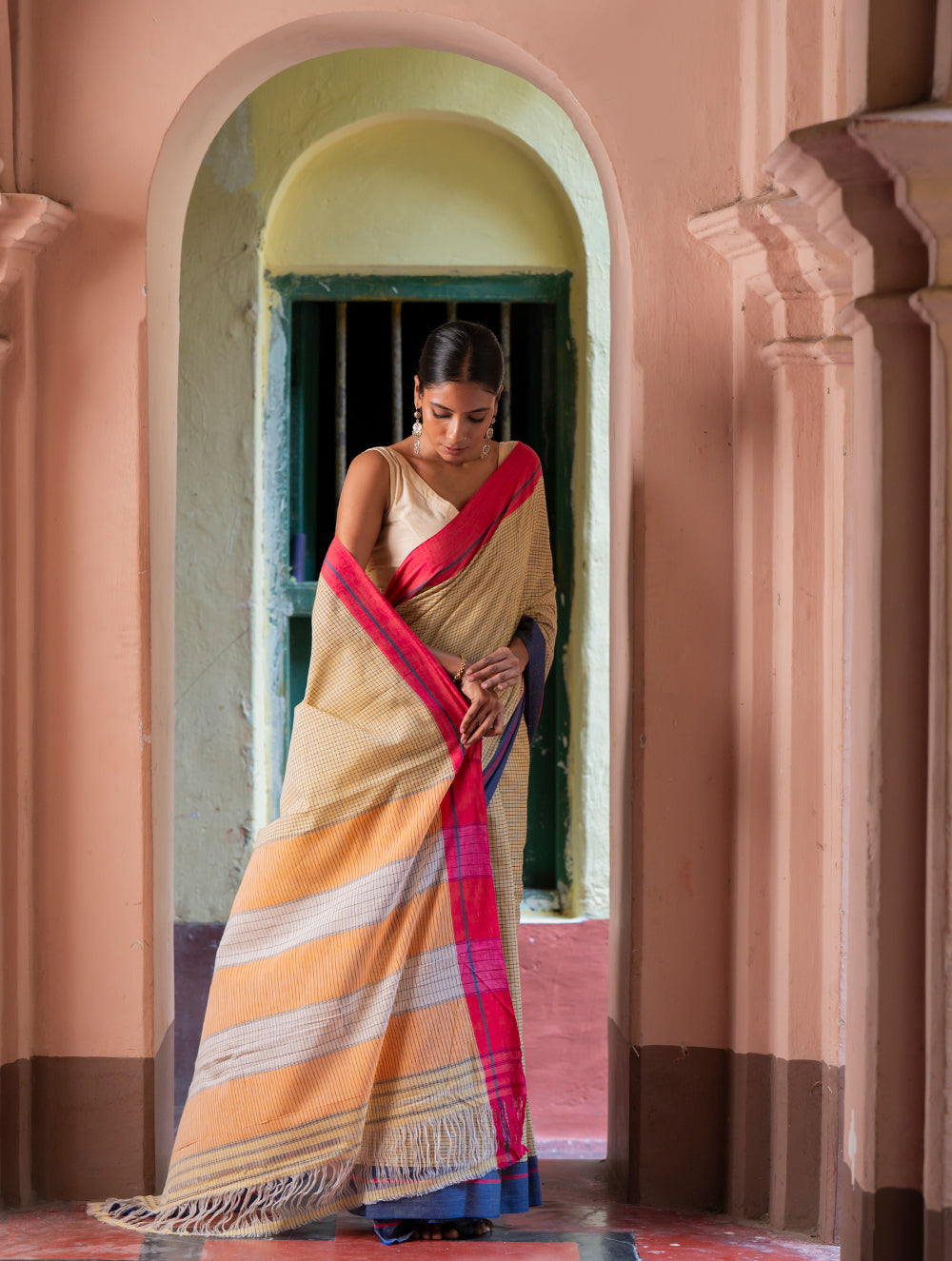 Load image into Gallery viewer, Ethnic Elegance. Handwoven Pateda Aanchu Saree - ThenMazhai