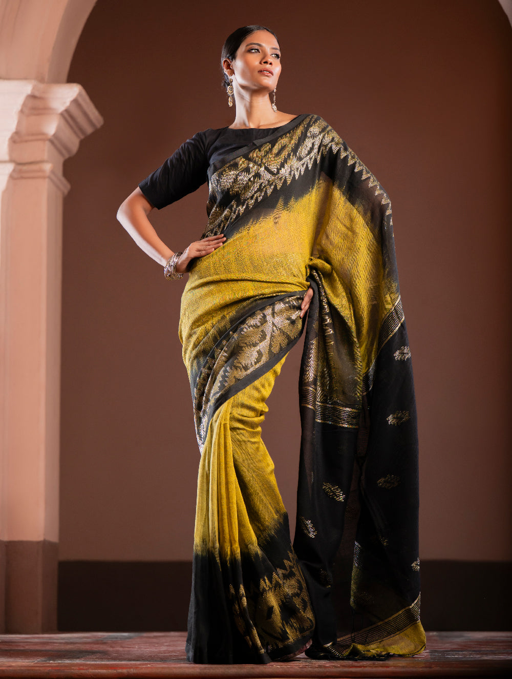 Load image into Gallery viewer, Exclusive Handwoven Bengal Linen Jamdani Saree - Kanaka Dhara