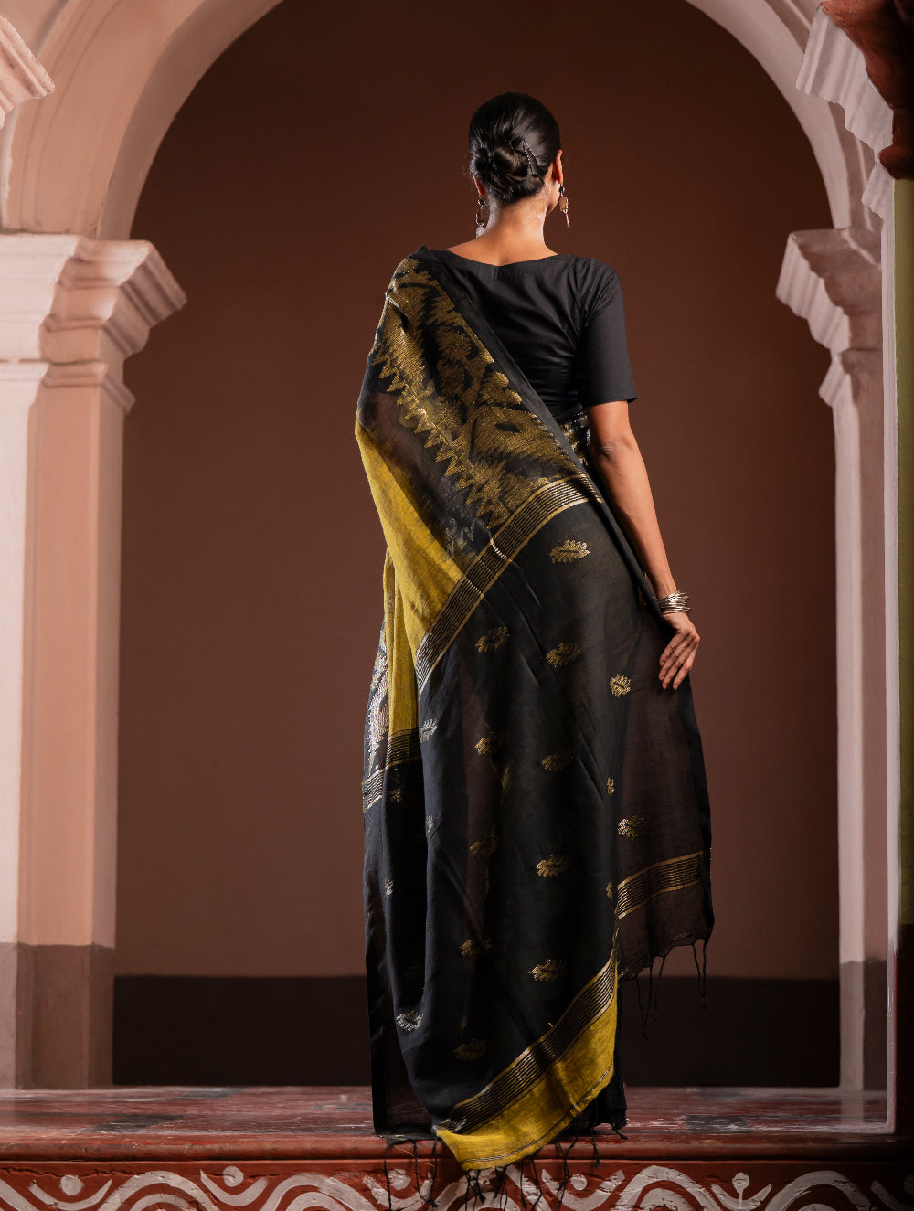 Load image into Gallery viewer, Exclusive Handwoven Bengal Linen Jamdani Saree - Kanaka Dhara