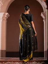 Load image into Gallery viewer, Exclusive Handwoven Bengal Linen Jamdani Saree - Kanaka Dhara