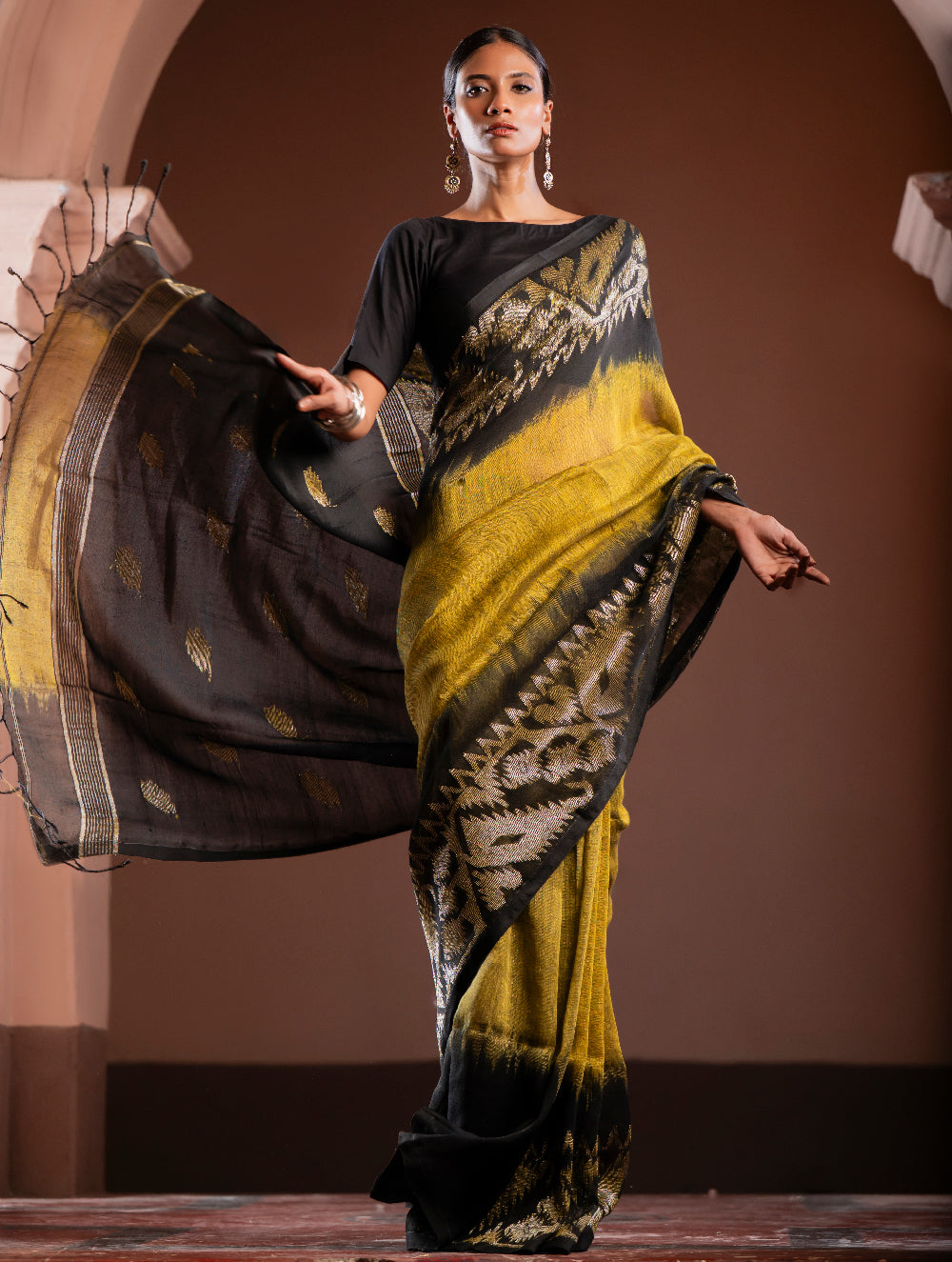 Load image into Gallery viewer, Exclusive Handwoven Bengal Linen Jamdani Saree - Kanaka Dhara