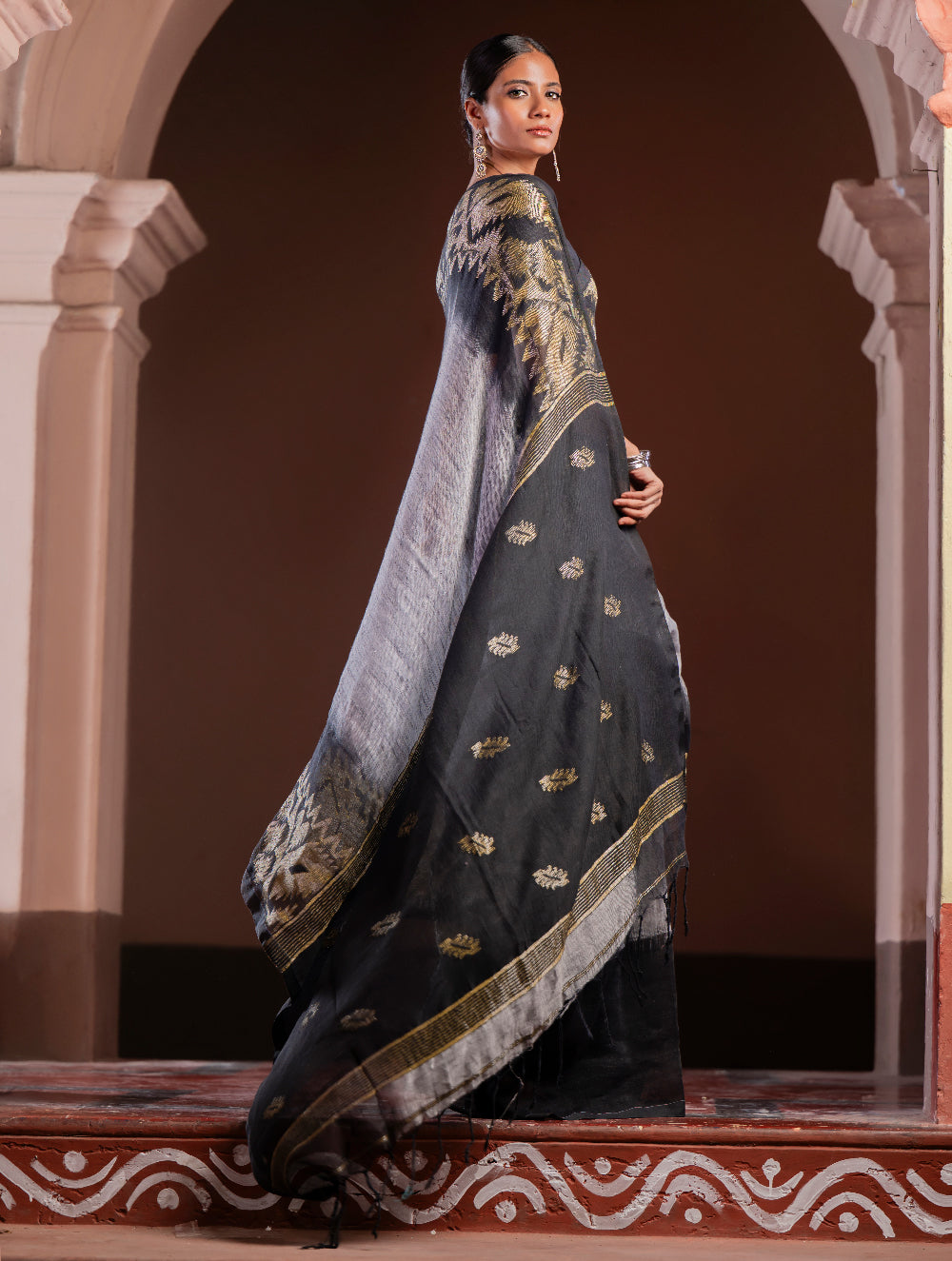 Exclusive Handwoven Bengal Linen Jamdani Saree - Meghrekha