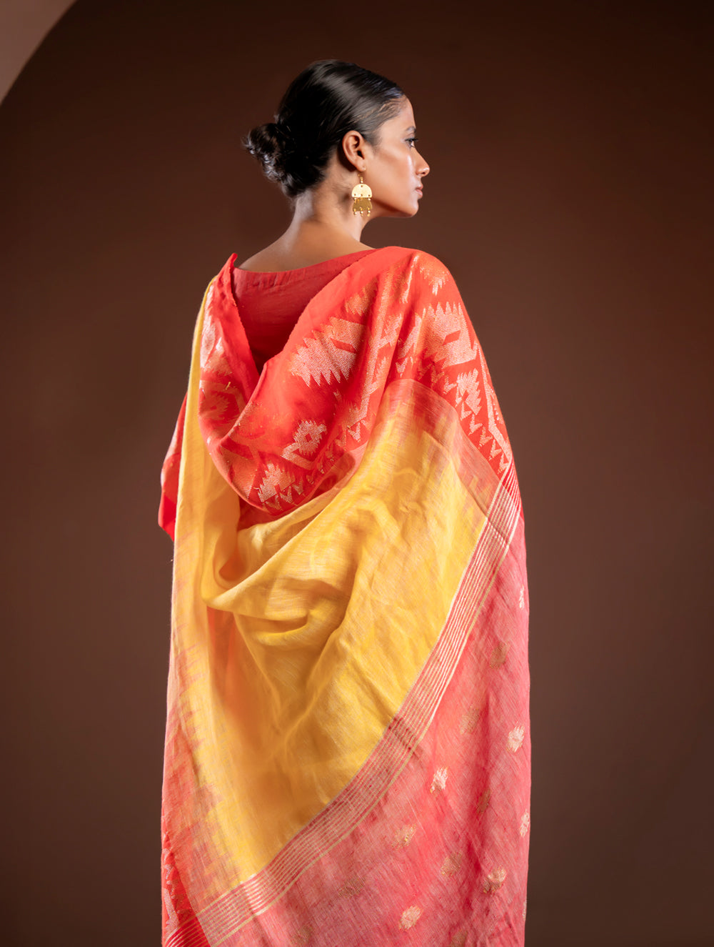 Load image into Gallery viewer, Exclusive Handwoven Bengal Linen Jamdani Saree - Sondhya Tara
