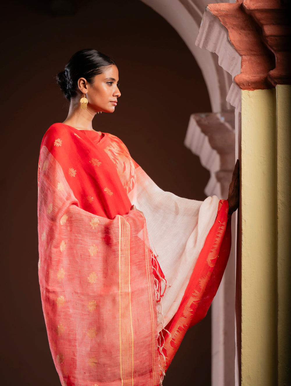 Load image into Gallery viewer, Exclusive Handwoven Bengal Linen Jamdani Saree - Vaarija