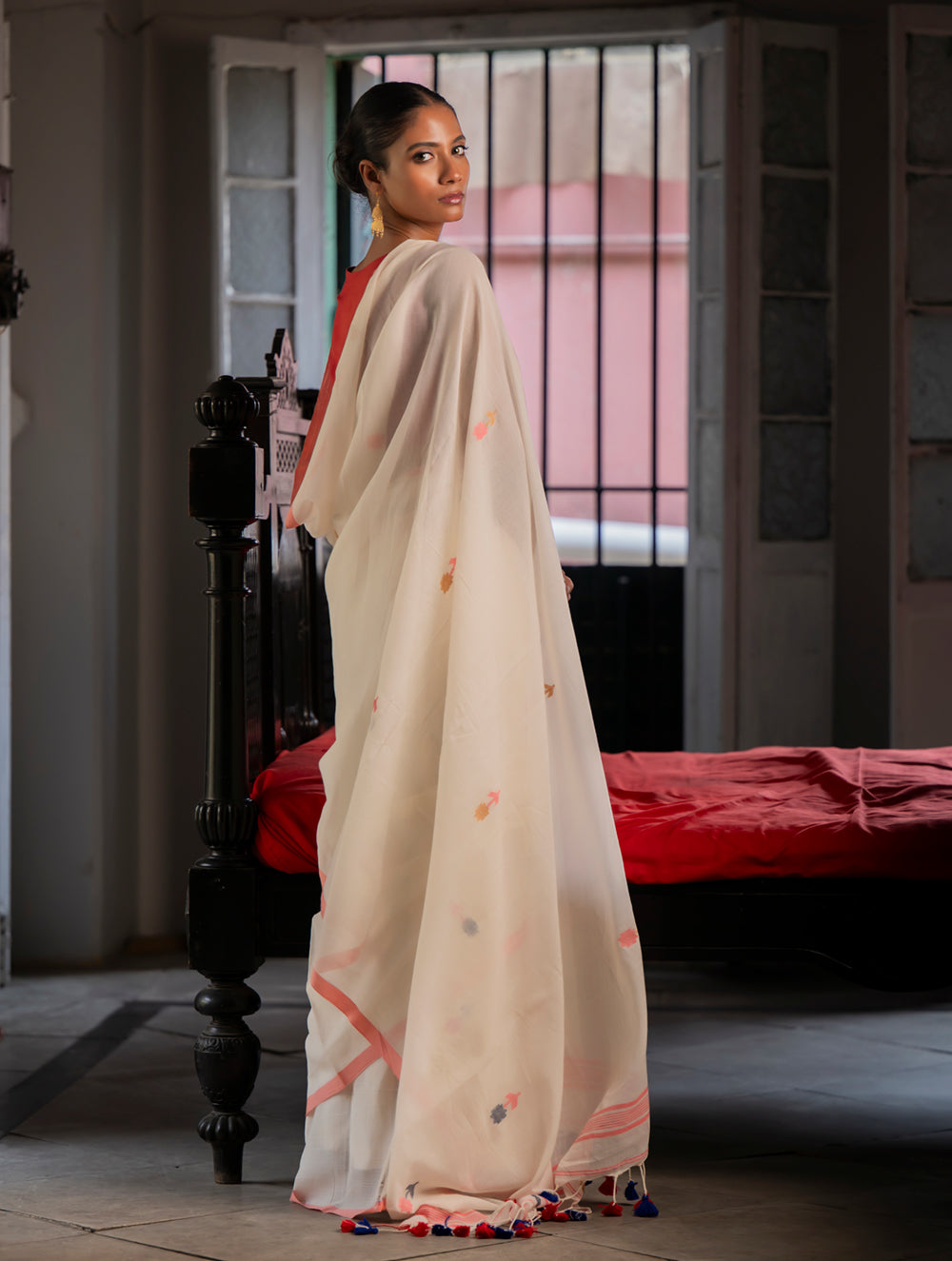 Load image into Gallery viewer, Exclusive Soft Handwoven Bengal Cotton Jamdani Saree - Cream Elegance 