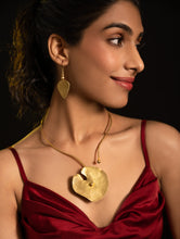 Load image into Gallery viewer, Handcrafted Brass Jewelry Set - Lily Strand (Set of Two)