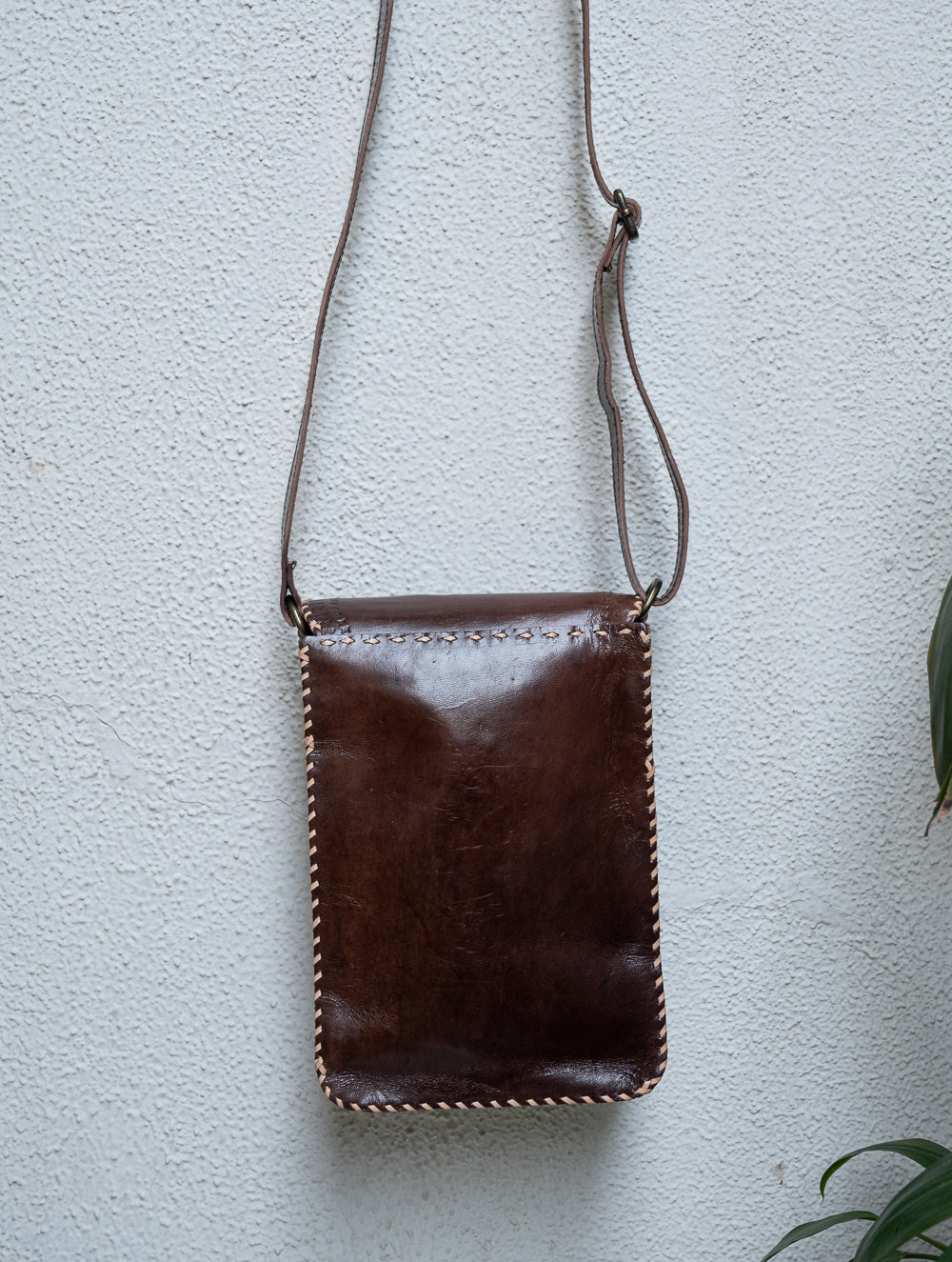 Load image into Gallery viewer, Handcrafted Jawaja Leather Phone Sling