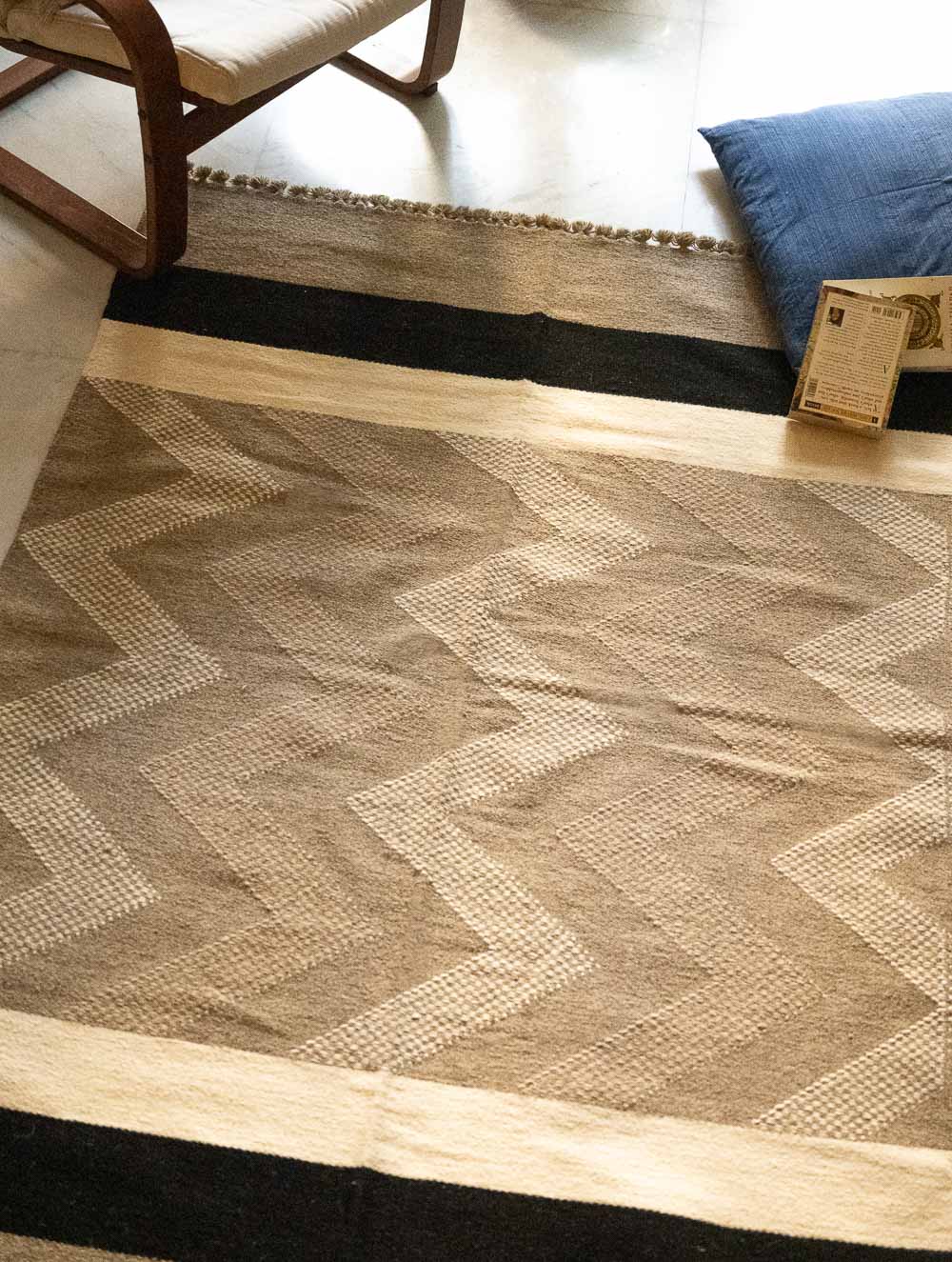Handwoven Jawaja Rug - Beige Zigzags (6ft x 4ft)