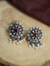 Load image into Gallery viewer, Pure Silver Traditional Maharashtrian Earrings - Kusum Roop