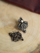 Load image into Gallery viewer, Pure Silver Traditional Maharashtrian Earrings - Taratamya