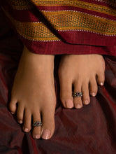 Load image into Gallery viewer, Pure Silver Traditional Maharashtrian Toe Rings - Taruni (Set of 2)