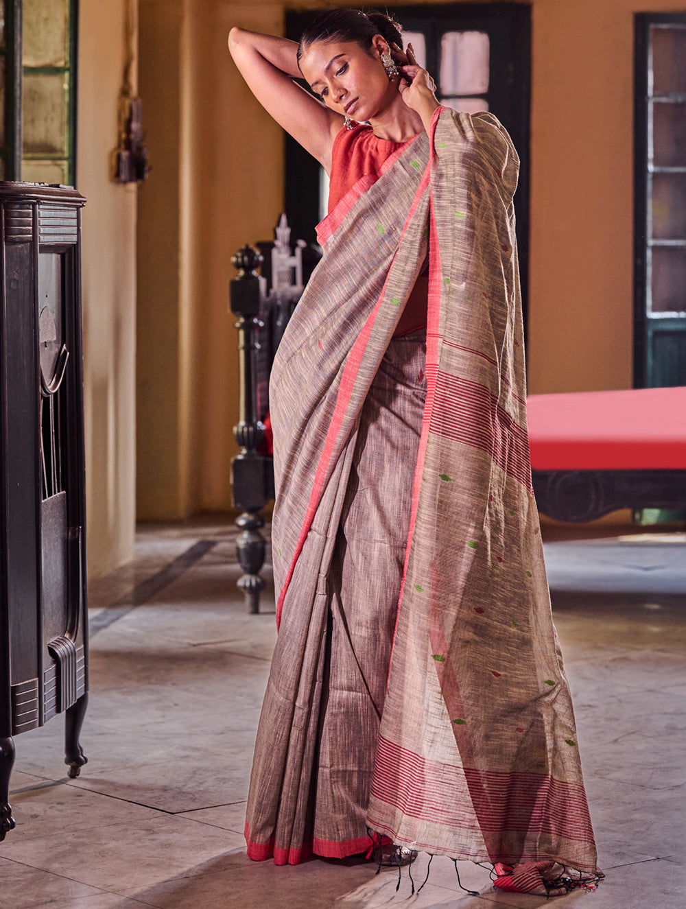 Bengal Vibes. Handwoven Jamdani Soft Mul Cotton Saree - Grey Whisper