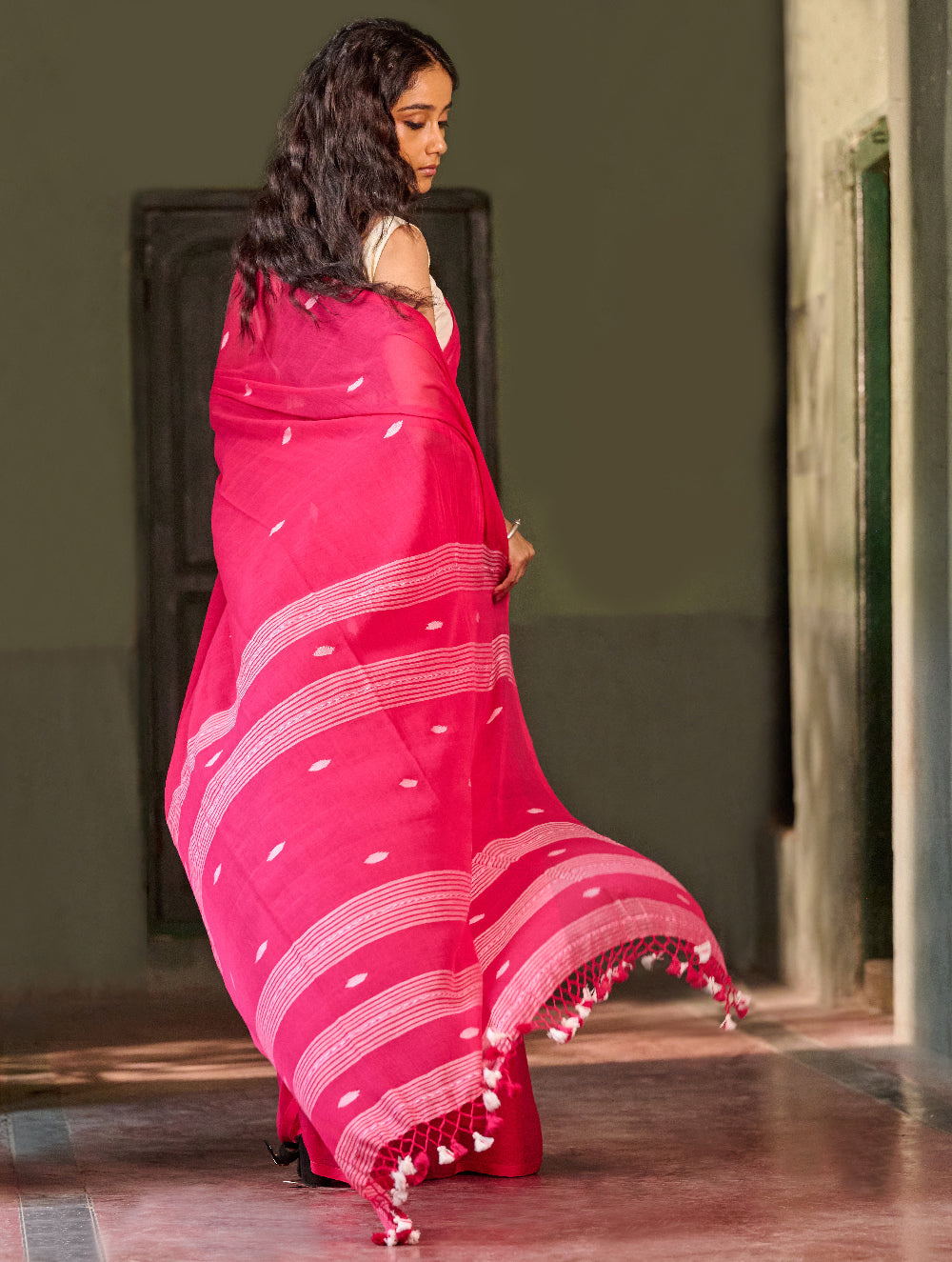 Bengal Vibes. Handwoven Jamdani Soft Mul Cotton Saree - Vibrant Blush