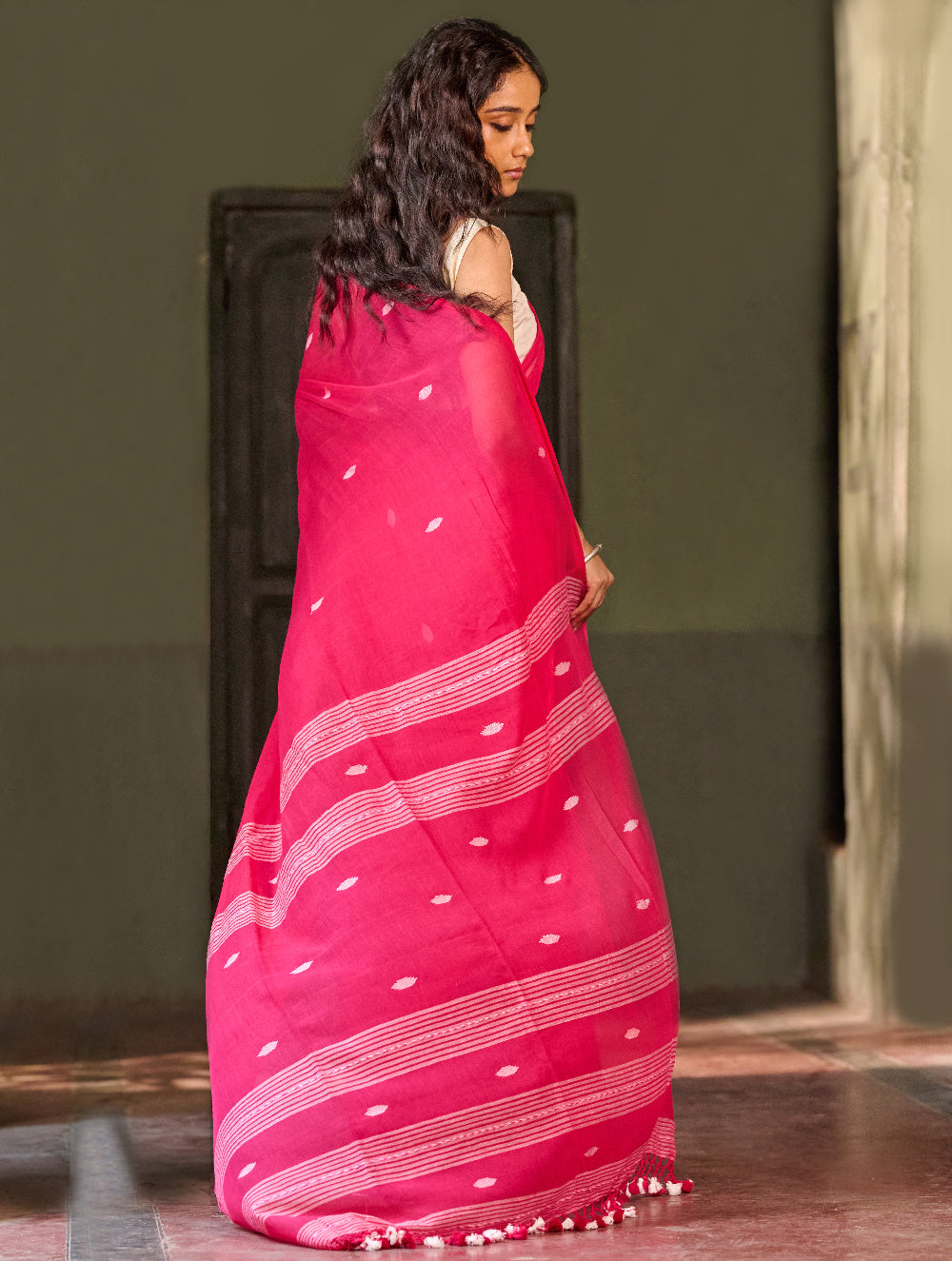 Bengal Vibes. Handwoven Jamdani Soft Mul Cotton Saree - Vibrant Blush