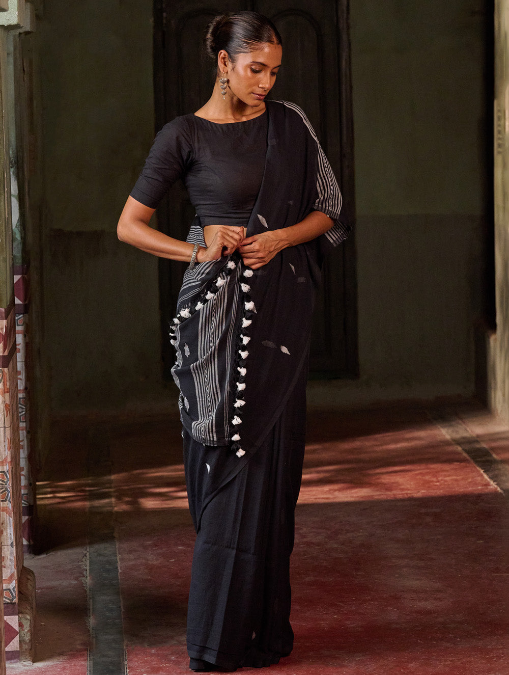 Bengal Vibes. Handwoven Jamdani Soft Mul Cotton Saree - Deep Monochrome