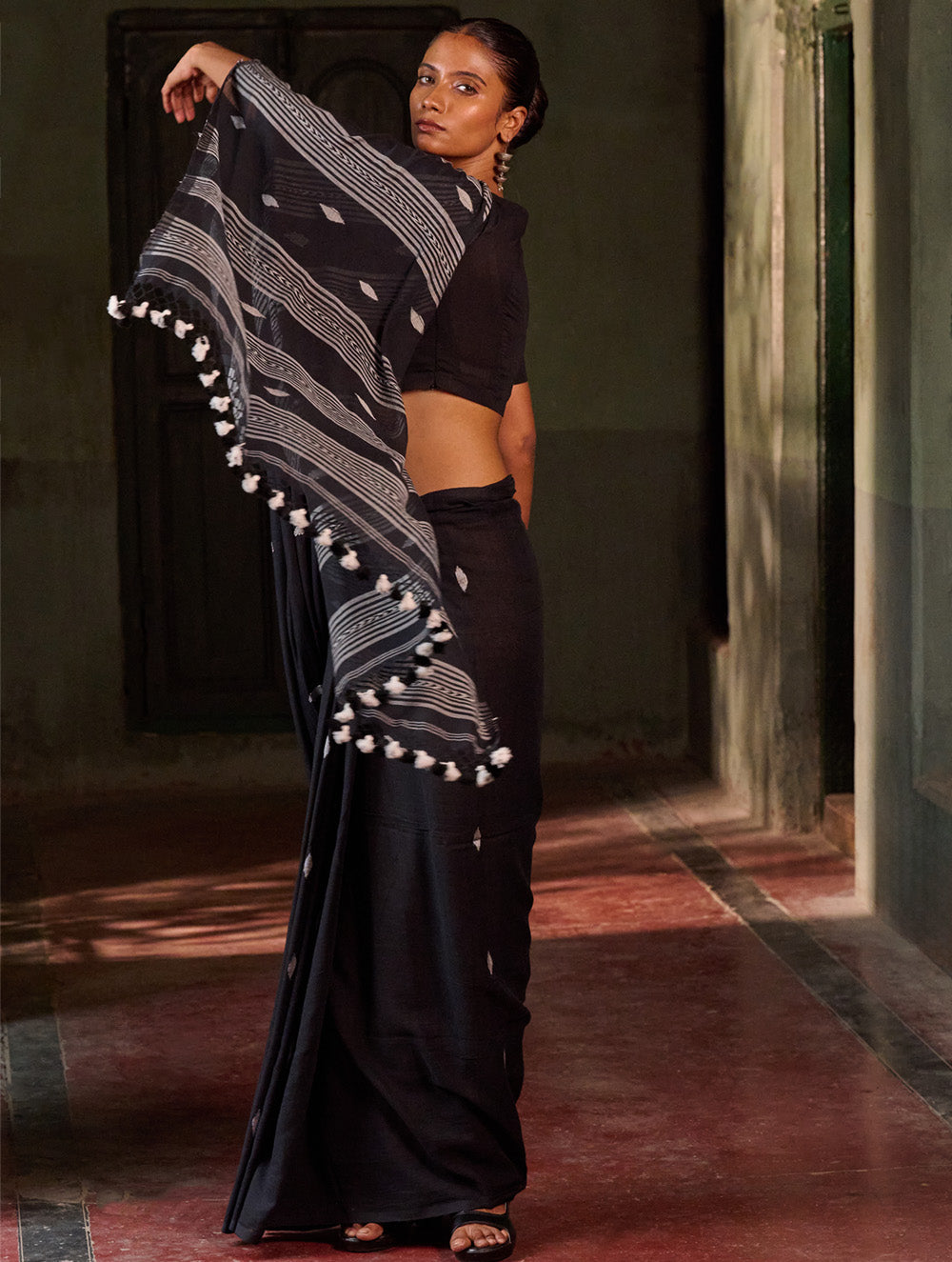 Bengal Vibes. Handwoven Jamdani Soft Mul Cotton Saree - Deep Monochrome