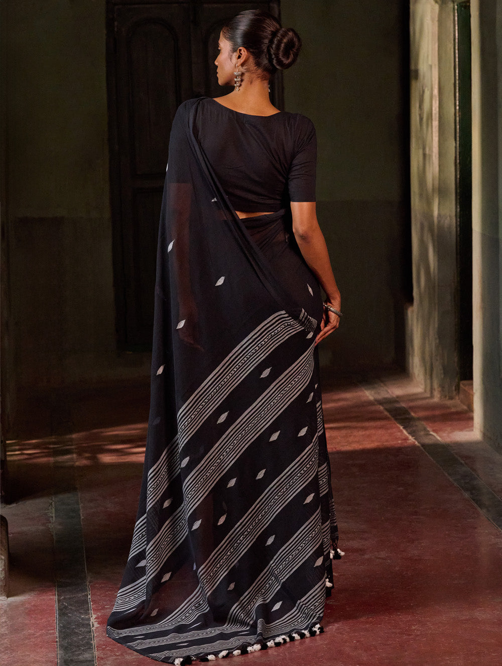 Bengal Vibes. Handwoven Jamdani Soft Mul Cotton Saree - Deep Monochrome