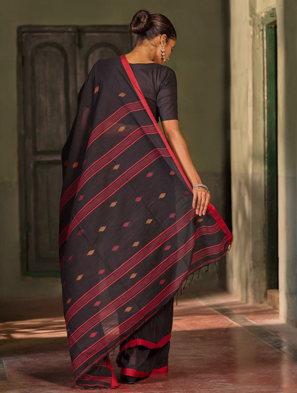 Bengal Vibes. Handwoven Jamdani Soft Mul Cotton Saree - Black and Red