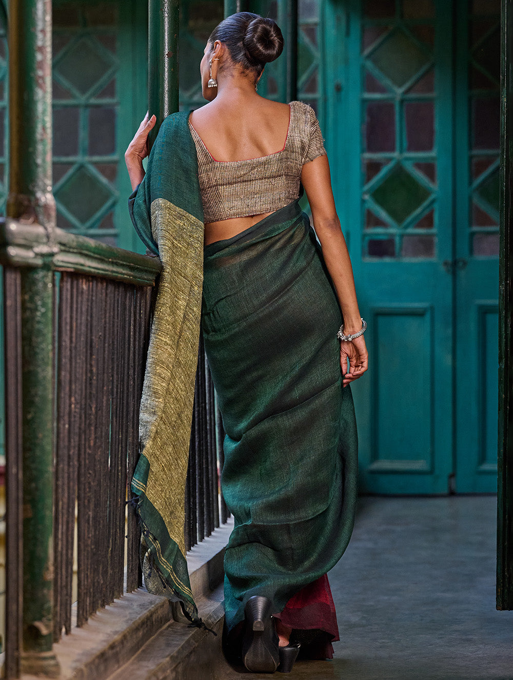 Bengal Vibes. Elegant Handwoven Patli  Linen Saree - Forest Reverie