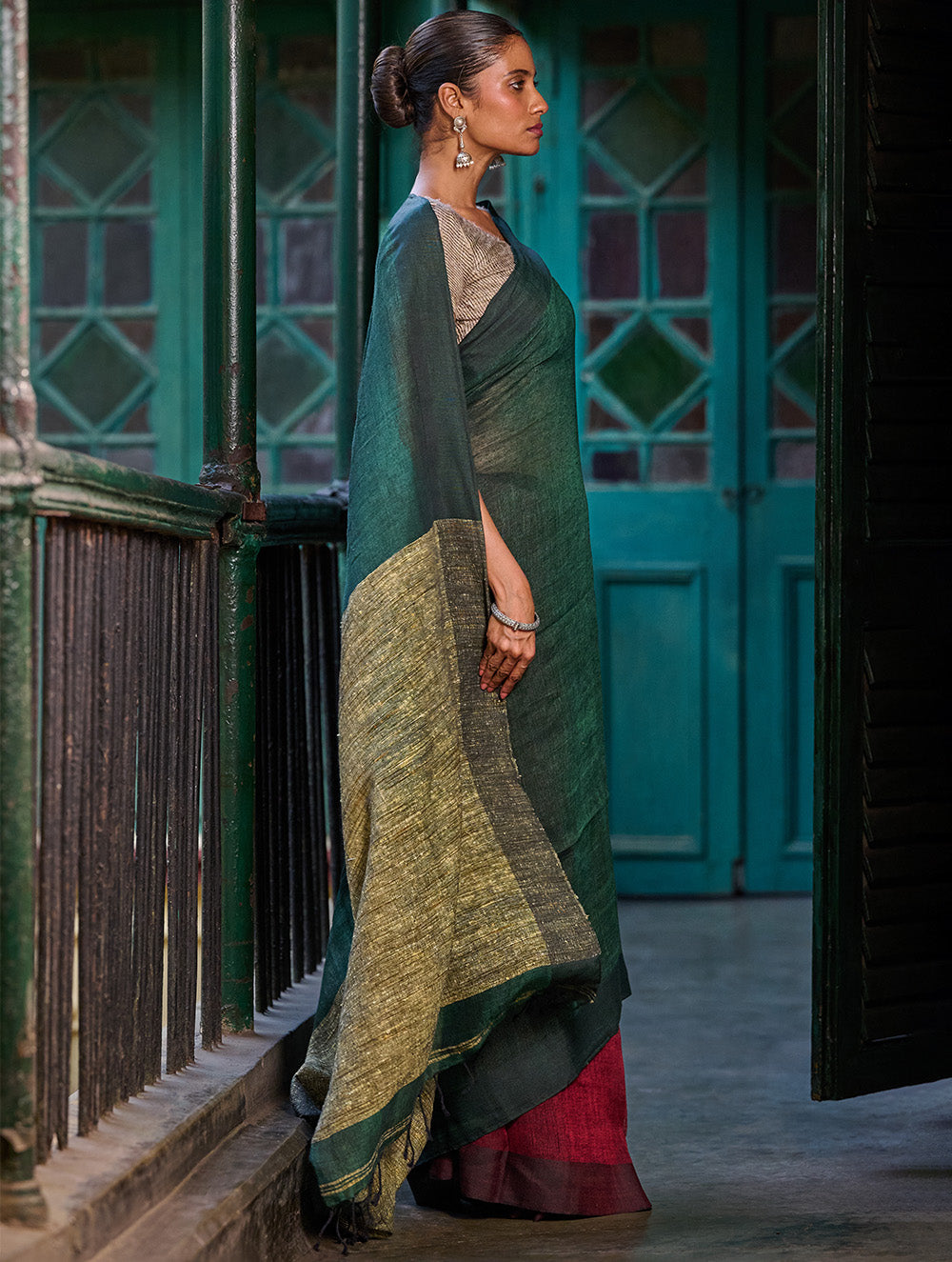 Bengal Vibes. Elegant Handwoven Patli  Linen Saree - Forest Reverie