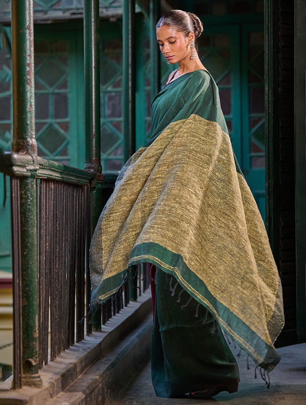 Bengal Vibes. Elegant Handwoven Patli  Linen Saree - Forest Reverie