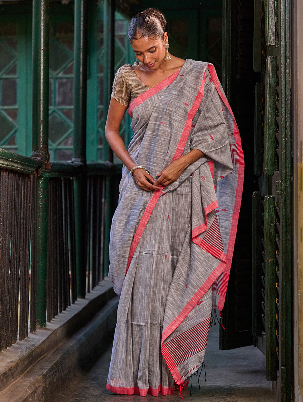 Bengal Vibes. Handwoven Jamdani Soft Mul Cotton Saree - Silver Smoke