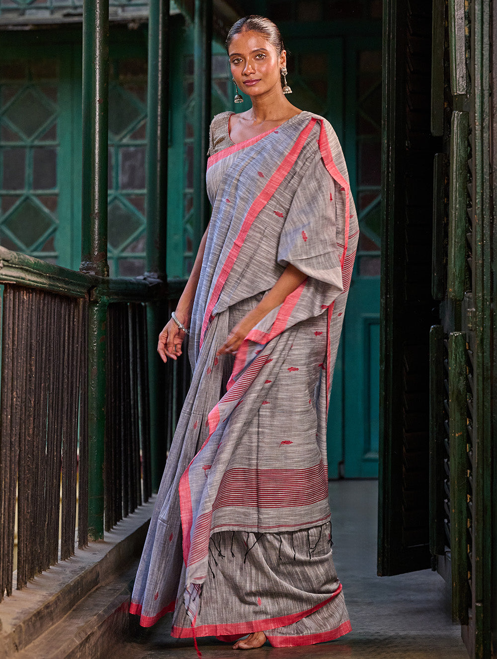 Bengal Vibes. Handwoven Jamdani Soft Mul Cotton Saree - Silver Smoke