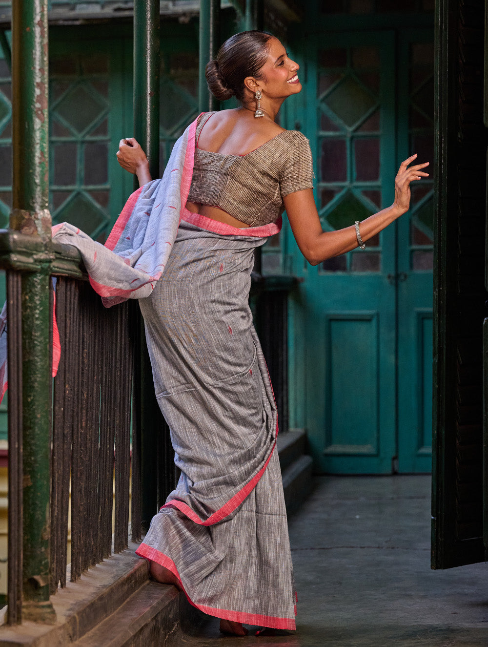 Bengal Vibes. Handwoven Jamdani Soft Mul Cotton Saree - Silver Smoke