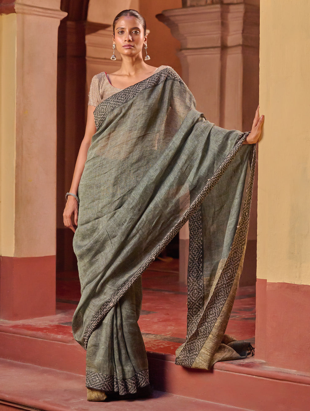 Bengal Vibes. Handwoven Linen & Kantha Border Saree - Muted Grey