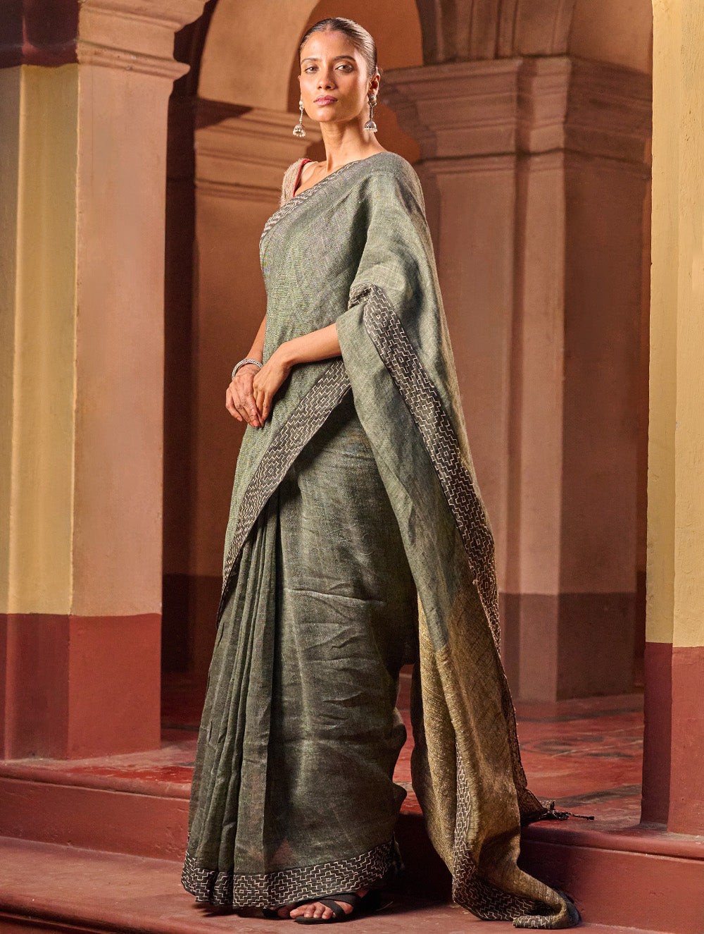 Bengal Vibes. Handwoven Linen & Kantha Border Saree - Muted Grey