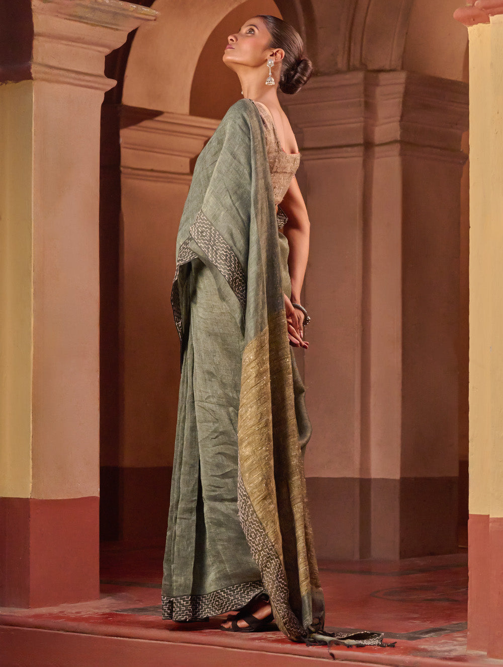 Bengal Vibes. Handwoven Linen & Kantha Border Saree - Muted Grey