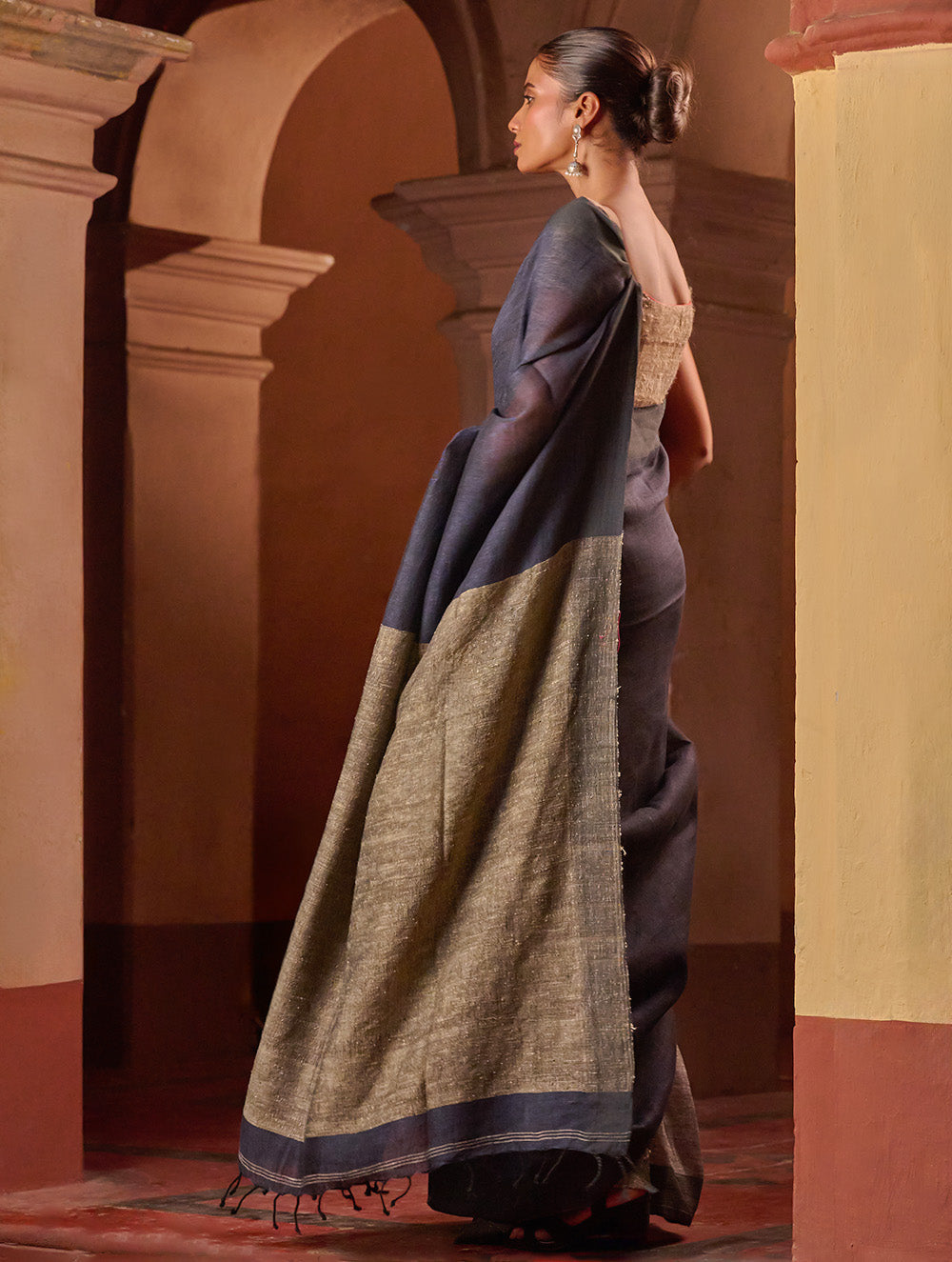 Bengal Vibes. Elegant Handwoven Patli  Linen Saree - Midnight Ash