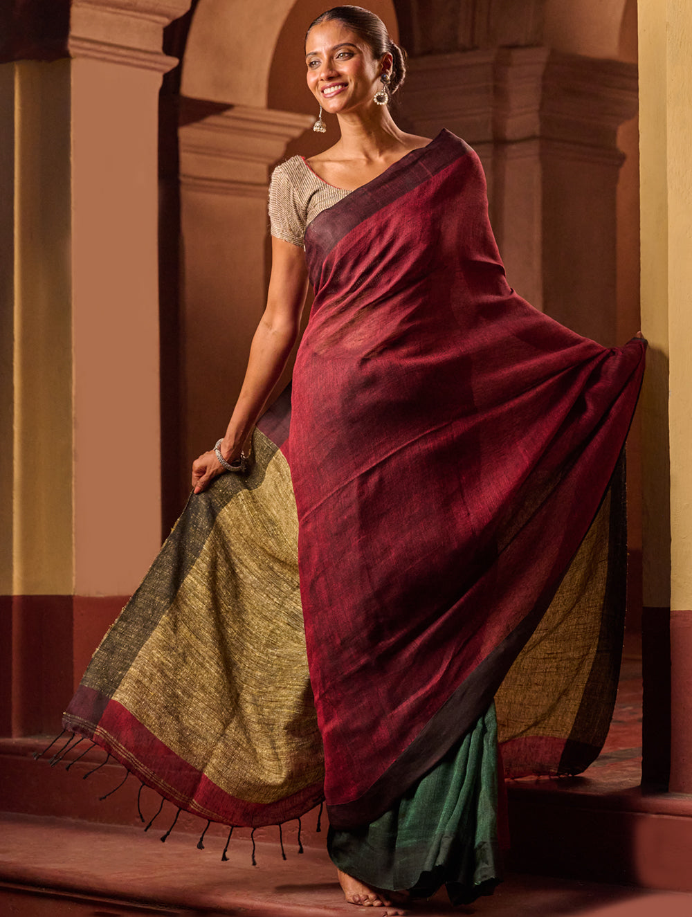 Bengal Vibes. Elegant Handwoven Patli Linen Saree - Crimson Drape