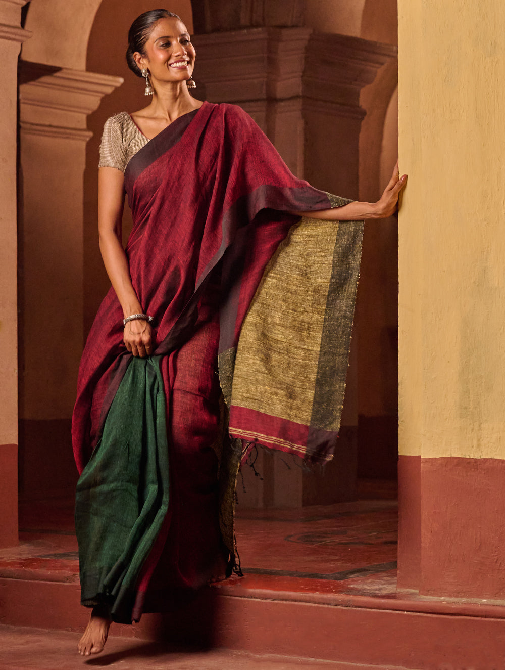 Bengal Vibes. Elegant Handwoven Patli Linen Saree - Crimson Drape