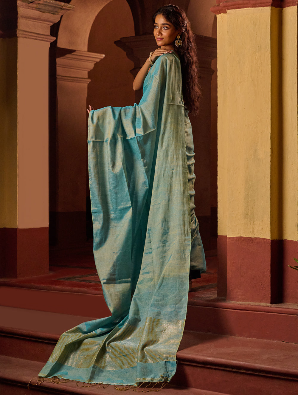 Bengal Elegance. Handwoven Tissue & Linen Saree - Mist Blue
