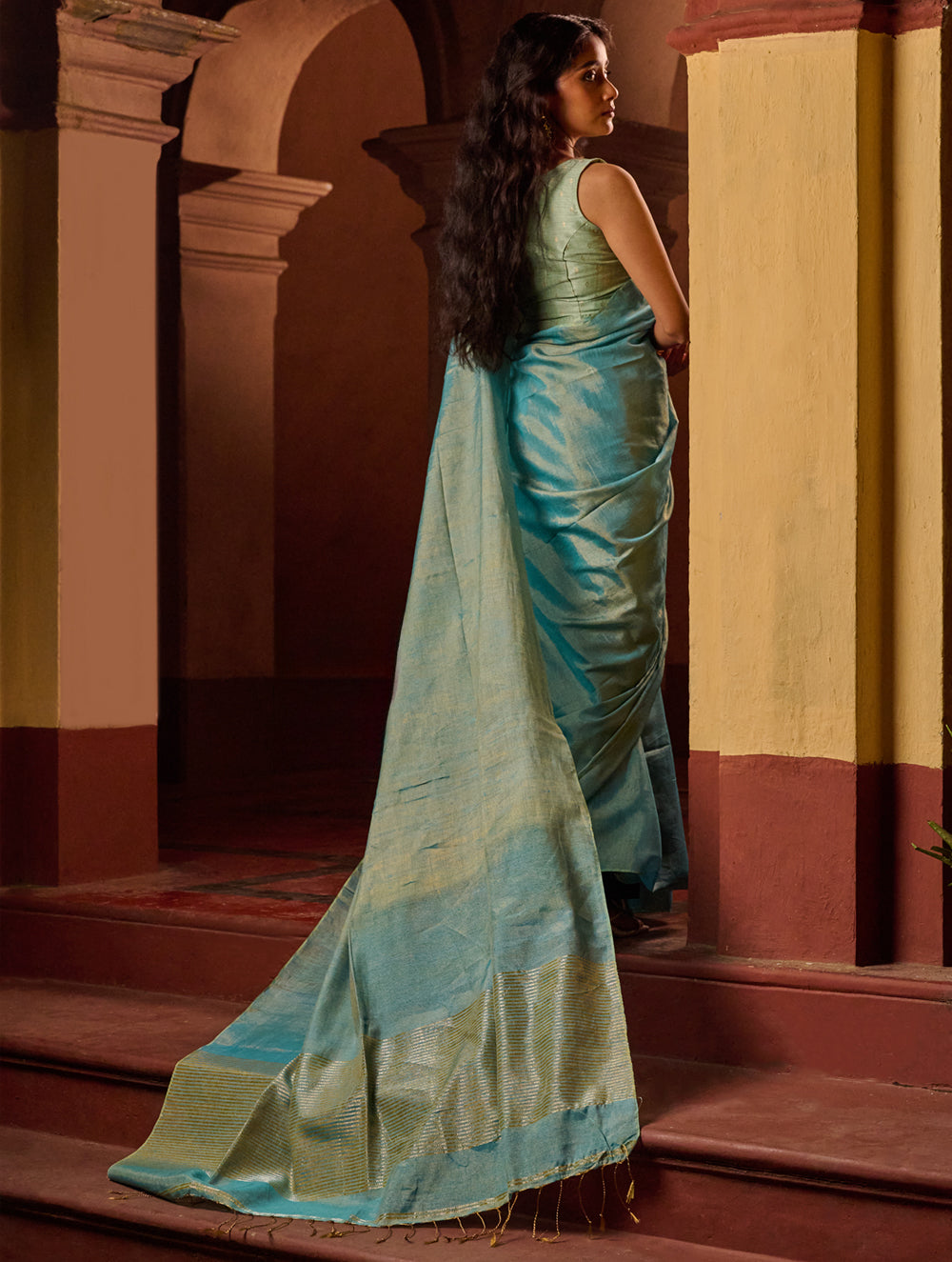Bengal Elegance. Handwoven Tissue & Linen Saree - Mist Blue