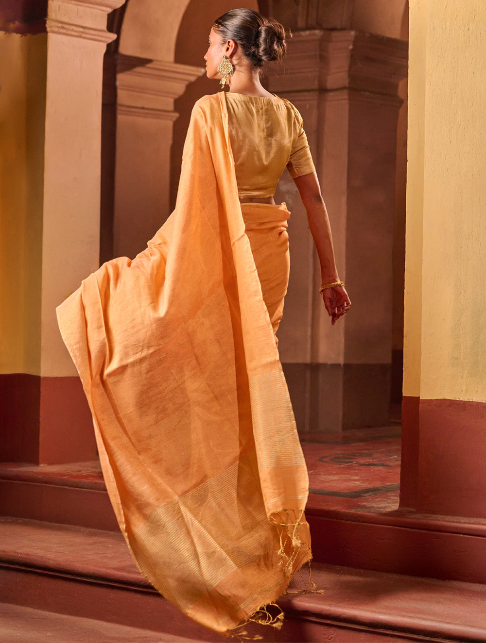 Bengal Elegance. Handwoven Tissue & Linen Saree - Peach Champagne