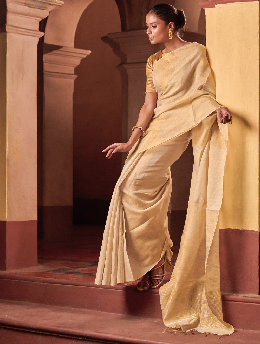 Bengal Elegance. Handwoven Tissue & Linen Saree - Soft Cream