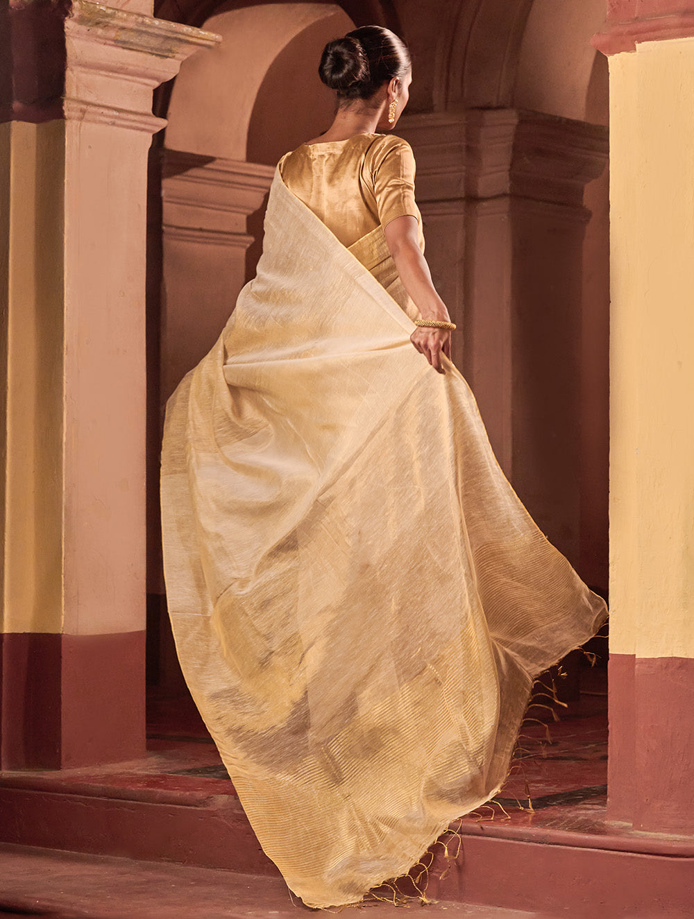 Bengal Elegance. Handwoven Tissue & Linen Saree - Soft Cream