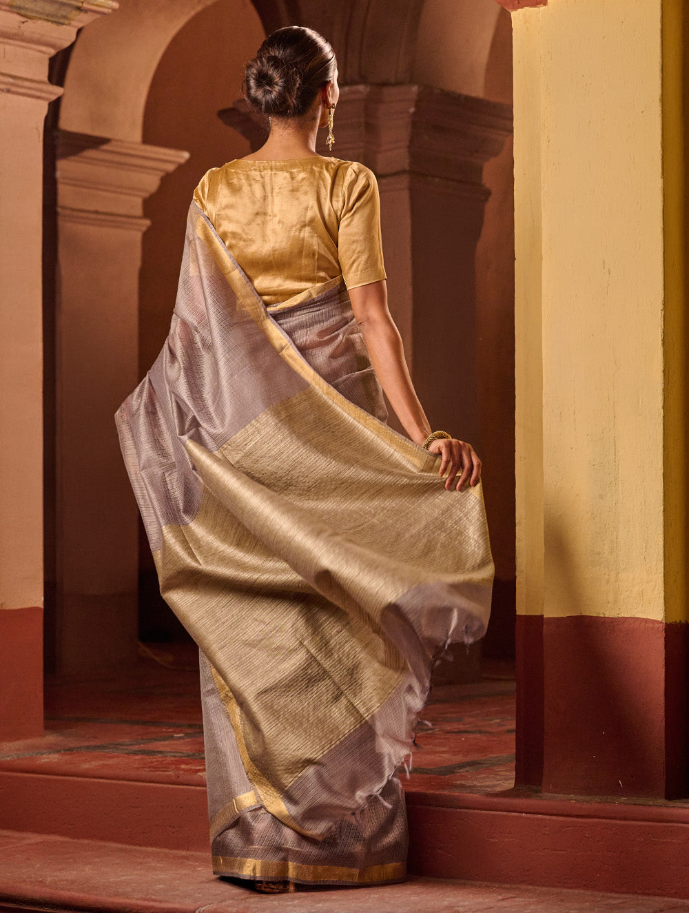 Bengal Elegance. Handwoven Silk Cotton Saree - Silver Ash
