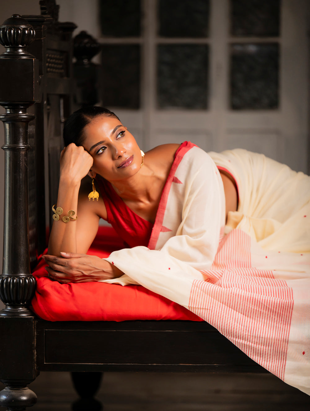 Load image into Gallery viewer, Soft &amp; Light. Handwoven Bengal Cotton Saree - Classic Hues