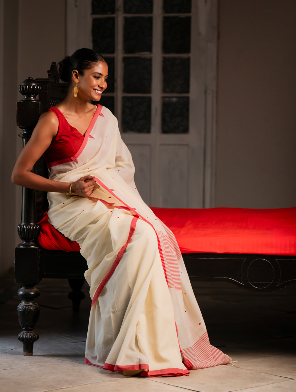 Load image into Gallery viewer, Soft &amp; Light. Handwoven Bengal Cotton Saree - Classic Hues