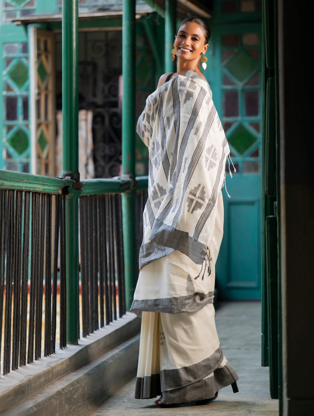 Soft & Light. Handwoven Bengal Cotton Saree - Cream Elegance