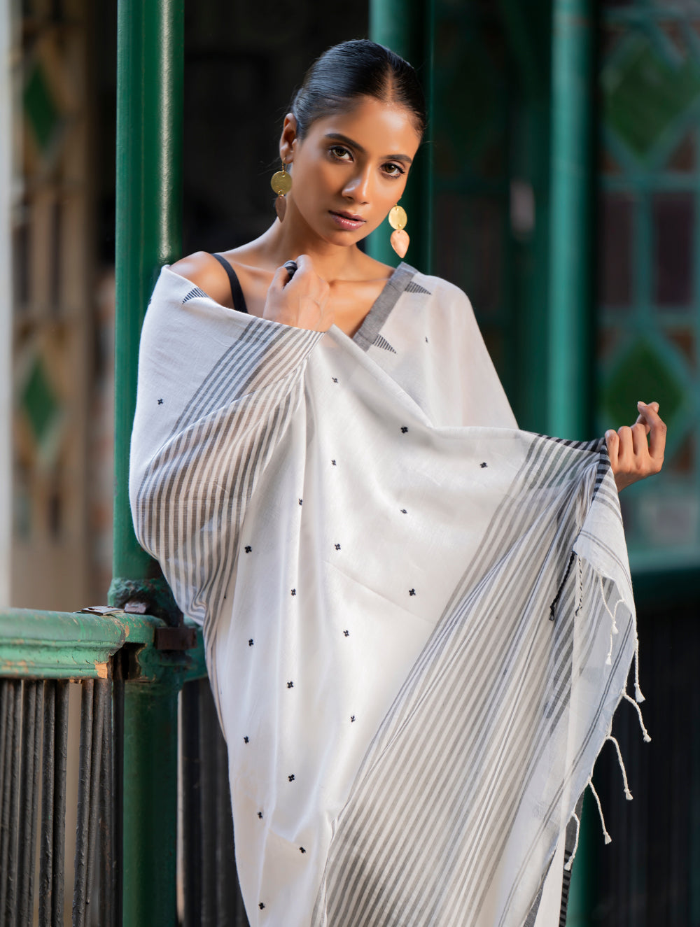 Load image into Gallery viewer, Soft &amp; Light. Handwoven Bengal Cotton Saree - Dhaara